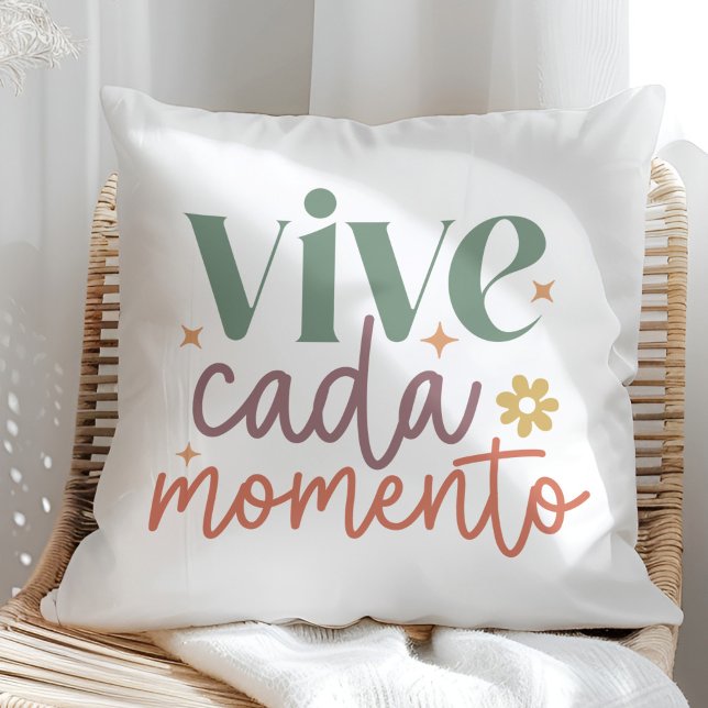 "Leef Elk Moment" Inspirerend Citaat Kussen ("Vive Cada Momento" Inspirational Quote Throw Pillow in a sunny rattan armchair.)