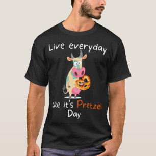 Leef elke dag alsof het een Koe van de pretzeldag T-shirt