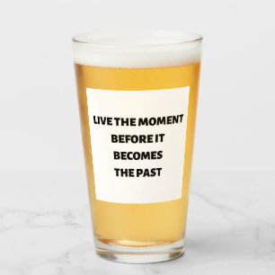 Leef het moment voordat het tot het verleden behoo glas
