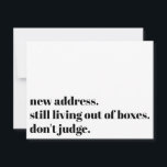 Leef nog steeds uit dozen, beoordeel geen grappige notitiekaartje<br><div class="desc">Op deze ironische kaart werd een vet lettertype gebruikt om "nieuw adres" weer te geven. Nog steeds zonder vakjes. Oordeel niet." op de voorkant. Bijgewerkte details,  samen met een vriendelijke "Stay in Touch!" verschijnen op de achterkant. Alle lettertypen,  kleuren en tekst kunnen worden aangepast aan uw eigen behoeften.</div>