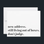 Leef nog steeds uit dozen, oordeel niet over Kaart Notitiekaartje<br><div class="desc">Op deze ironische kaart werd een vet lettertype gebruikt om "nieuw adres" weer te geven. Nog steeds zonder vakjes. Oordeel niet." op de voorkant. Bijgewerkte details, samen met een vriendelijke "Stay in Touch!" verschijnen op de achterkant. Deze versie is donkergrijs-op-wit. Alle lettertypen, kleuren en tekst kunnen worden aangepast aan uw...</div>