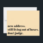 Leef nog steeds uit dozen, oordeel niet over perzi notitiekaartje<br><div class="desc">Op deze ironische kaart werd een vet lettertype gebruikt om "nieuw adres" weer te geven. Nog steeds zonder vakjes. Oordeel niet." op de voorkant. Bijgewerkte details,  samen met een vriendelijke "Stay in Touch!" verschijnen op de achterkant. Alle lettertypen,  kleuren en tekst kunnen worden aangepast aan uw eigen behoeften.</div>
