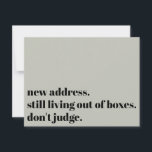 Leef nog steeds uit dozen, oordeel niet over Sage  Notitiekaartje<br><div class="desc">Op deze ironische kaart werd een vet lettertype gebruikt om "nieuw adres" weer te geven. Nog steeds zonder vakjes. Oordeel niet." op de voorkant. Bijgewerkte details,  samen met een vriendelijke "Stay in Touch!" verschijnen op de achterkant. Alle lettertypen,  kleuren en tekst kunnen worden aangepast aan uw eigen behoeften.</div>