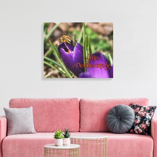Leef opzettelijk w/honingbij bestuivende krokus canvas afdruk (Insitu (Woonkamer))