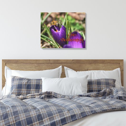 Leef opzettelijk w/honingbij bestuivende krokus canvas afdruk (Insitu (Slaapkamer))