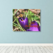 Leef opzettelijk w/honingbij bestuivende krokus canvas afdruk (Insitu (Houten vloer))