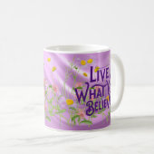 Leef wat u gelooft citeert Paarse Lila Floral Koffiemok (Voorkant rechts)