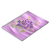 Leef wat u gelooft citeert Paarse Lila Floral Notitieboek (Linkerzijde)