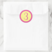 Leeftijd 3 Nummer  Roze Tekst op Geel Ronde Sticker (Tas)
