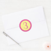 Leeftijd 3 Nummer  Roze Tekst op Geel Ronde Sticker (Envelop)