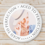 Leeftijd tot perfectie Moderne eenvoudige verjaard Magneet<br><div class="desc">Dit eenvoudige en moderne ontwerp bestaat uit serif typografie en voeg een aangepaste foto toe. "Aged to Perfection" omcirkelt de aangepaste foto.</div>