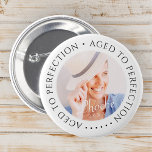 Leeftijd tot perfectie Moderne eenvoudige verjaard Ronde Button 5,7 Cm<br><div class="desc">Dit eenvoudige en moderne ontwerp bestaat uit serif typografie en voeg een aangepaste foto toe. "Aged to Perfection" omcirkelt de aangepaste foto.</div>