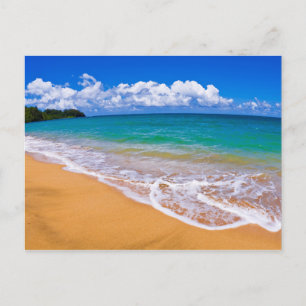 Leeg strand en blauw water briefkaart
