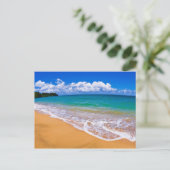 Leeg strand en blauw water briefkaart (Staand voorkant)