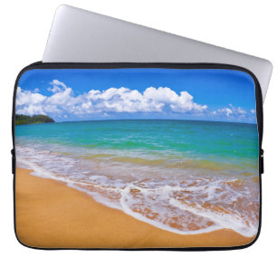 Leeg strand en blauwe wateren laptop sleeve