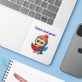 Leer en groei - Schattigee uil lezen Sticker (3") (Laptop met iPhone)