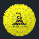 Leer me niet op de vlag van Gadsden Dartbord<br><div class="desc">Anti-tirannie symbool van vrijheid, vrijheid en individualisme uit het tijdperk van de Revolutionaire Oorlog en vaak gebruikt door de beweging van de Tea Party bij politieke demonstraties vandaag. Verweer tegen de inmenging van de grote regering. Conservatieve en libertariële politiek voor dartboards.</div>