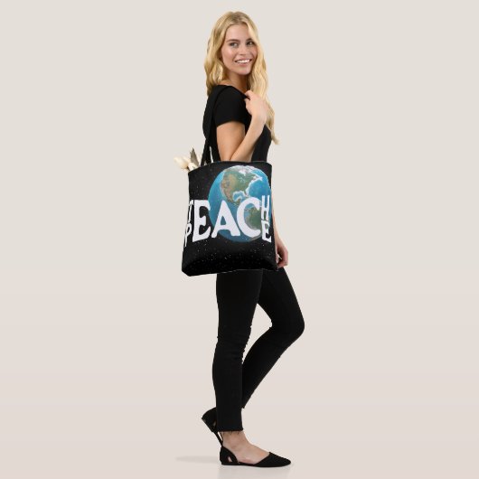 "Leer vrede" Tekst en Planeet Aarde Tote Bag (Op model)
