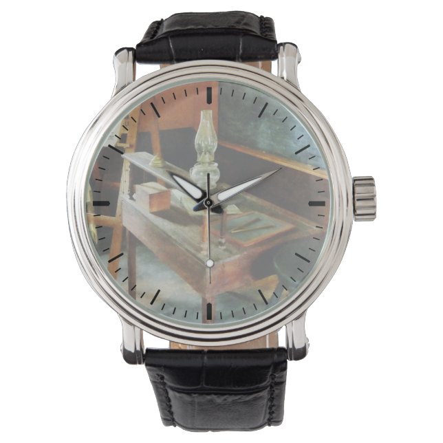 Leerbureau met orkaanlamp horloge (Voorkant)