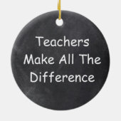 Leerkrachten maken verschil tussen het krijtbord e keramisch ornament (Achterkant)