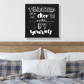 Leerkrachten openen de deur die u zelf binnengaat canvas afdruk (Insitu (Slaapkamer))