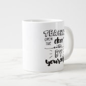 Leerkrachten openen de deur die u zelf binnengaat grote koffiekop (Voorkant rechts)