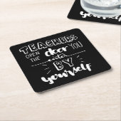 Leerkrachten openen de deur die u zelf binnengaat kartonnen onderzetters (Schuin)