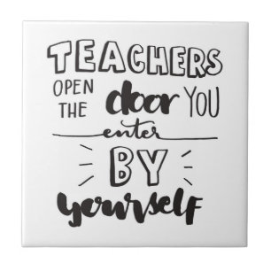 Leerkrachten openen de deur die u zelf binnengaat tegeltje