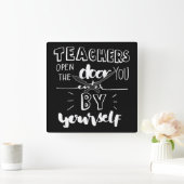 Leerkrachten openen de deur die u zelf binnengaat vierkante klok (Huis)