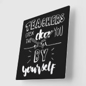 Leerkrachten openen de deur die u zelf binnengaat vierkante klok (Hoek)