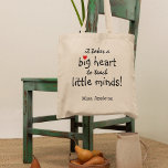 Leerlingenwaardering Kleine minds | Gepersonalisee Tote Bag<br><div class="desc">Leraren zijn echt geweldig en wat een betere manier om ze te laten weten, dan met een van deze gepersonaliseerde leraren die canvas tassen waarderen. Dit eenvoudige en moderne ontwerp kenmerkt het zoete gezegde 'Het kost een groot hart om kleine geesten te leren!' een schattig klein rood hart en hun...</div>