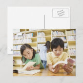 Leermiddelbare scholieren die een boek lezen briefkaart (Voorkant / Achterkant)