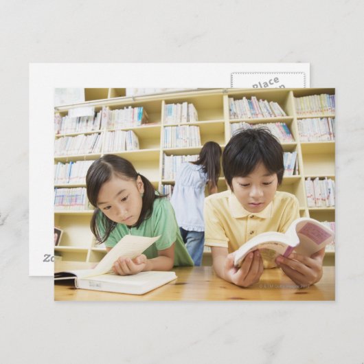 Leermiddelbare scholieren die een boek lezen briefkaart (Voorkant / Achterkant)