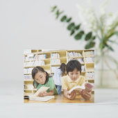 Leermiddelbare scholieren die een boek lezen briefkaart (Staand voorkant)