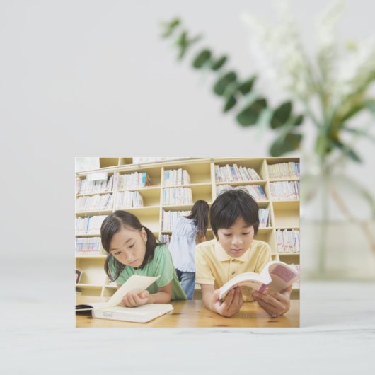Leermiddelbare scholieren die een boek lezen briefkaart (Staand voorkant)
