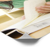 Leermiddelbare scholieren die een boek lezen poster (Hoek)