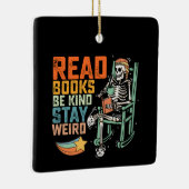 Lees boeken Be Kind Stay Weird Skelet Keramisch Ornament (Rechts)