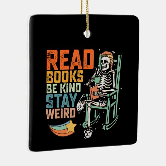 Lees boeken Be Kind Stay Weird Skelet Keramisch Ornament (Rechts)
