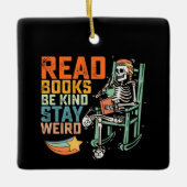 Lees boeken Be Kind Stay Weird Skelet Keramisch Ornament (Voorkant)