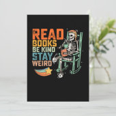 Lees Boeken Wees Vriendelijk Blijf Weird Skelet Kaart (Staand voorkant)