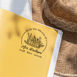Lees de bibliotheek van de Terugkeer van de Liefde Zelfinktende Stempel<br><div class="desc">Lees het, hou ervan en geef het terug! Deze zelfinkende boekstempel is voorzien van een handgetekende afbeelding van vier boeken die bovenop elkaar zijn gestapeld, met het hoogste boek open. Achter de boeken staan botanische bladeren. Rond de illustratie, is er een cirkelvormig lijst, dat uit "van de bibliotheek van"in het...</div>