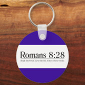 Lees de BijbelRomeinen 8:28 Sleutelhanger (Voorkant)