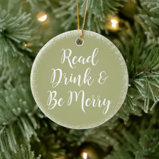 Lees de Drink en ben Merry Holiday Green Keramisch Ornament (Boom)