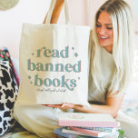 Lees verboden boeken Retro belettering gepersonali Tote Bag<br><div class="desc">Dit schattige retro typografie-gebaseerde ontwerp voor boekenliefhebbers,  boekenwormen,  auteurs,  schrijvers,  boekenclubvrienden of fervente lezers beschikt over "lees verboden boeken" in aqua- en koraalletters. Personaliseer met een naam,  de naam van de boekenclub of de naam van de bibliotheek eronder.</div>