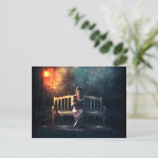 Leesboek vrouw in regen briefkaart (Staand voorkant)