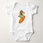 Leeuw als Surfer met surfboard Romper (Voorkant)