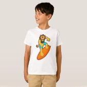 Leeuw als Surfer met surfboard T-shirt (Voorkant volledig)