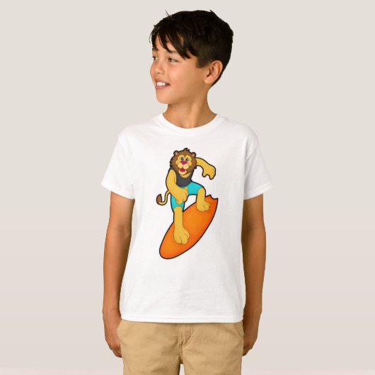 Leeuw als Surfer met surfboard T-shirt (Voorkant volledig)