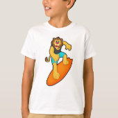 Leeuw als Surfer met surfboard T-shirt (Voorkant)