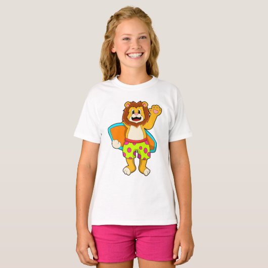 Leeuw als Surfer met surfboard T-shirt (Voorkant volledig)